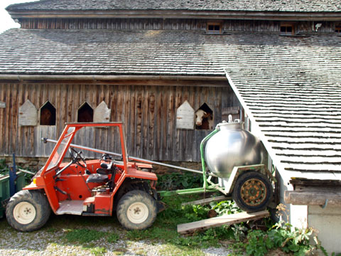 cuve à lait et mini tracteur