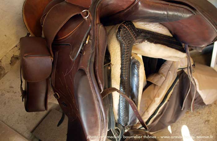 Artisan sellier réparation, restauration, remise en état de selles travail soigné