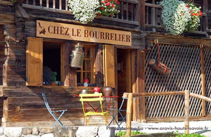 L'atelier du bourrelier est situé à l'entrée du village du Grand Bornand à gauche au premier rond point
