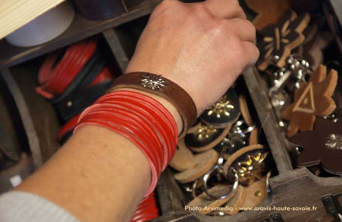 Bracelet en cuir rouge la mode des montagnes fait de fines lanières sans motif
