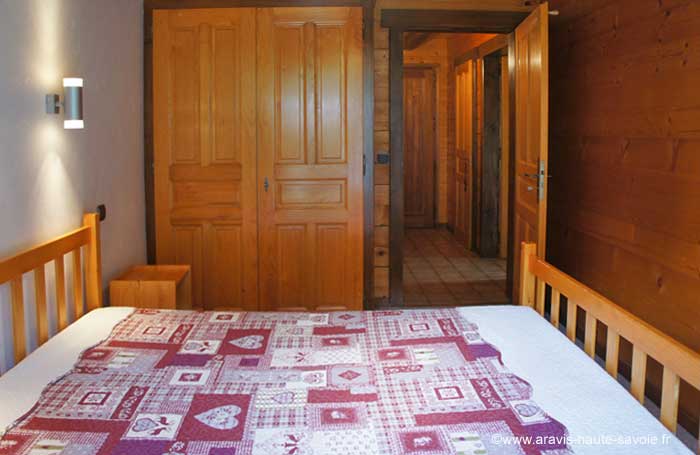 Location appartement dans chalet Dans chaque appartement 1 chambre avec 1 grand lit et armoire de rangement.
