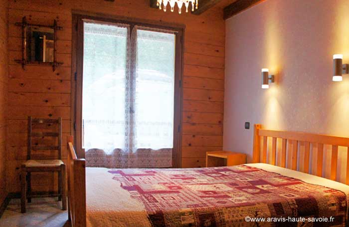 Chambre avec lit 2 personnes hébergement location tout confort vallée du Bouchet chaine des Aravis