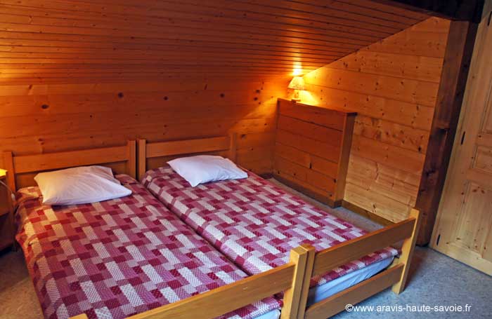 Chambre avec 2 lits de 90 cm  Chalet en bois, décoration soigné, chambre d'enfant