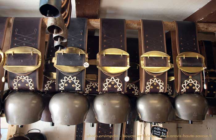 Spécialiste colliers de vaches personnalisés Haute Savoie, vente de sonnailles géantes