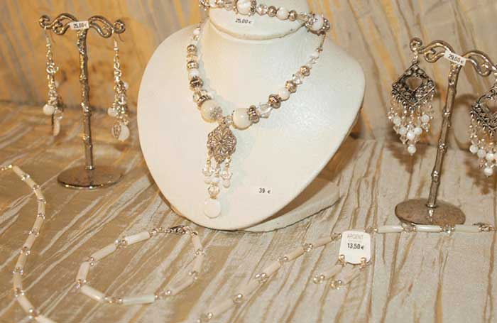 collier de couleur blanche pour mariée