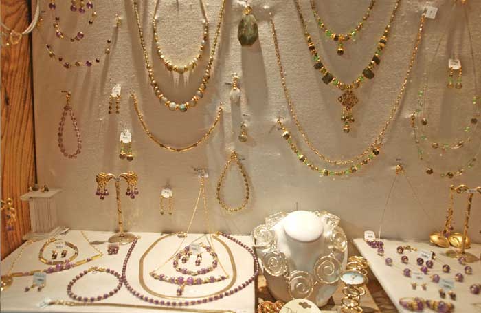 Collier de perles multicolores colliers Améthyste et Labradorite fabrication artisanale Le Grand Bornand