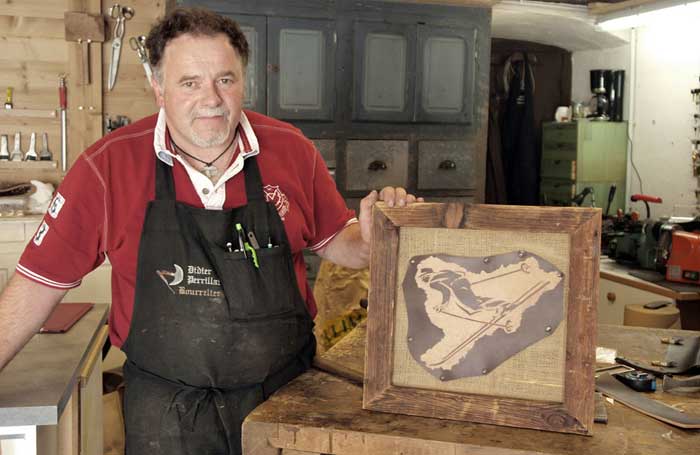 Bourrelier Sellier Didier Perrillat Monet au Grand Bornand Haute Savoie - Gravure sur cuir