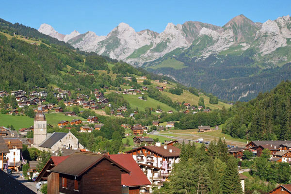 Le Grand Bornand l'été photo du village en été vacances familiale en Haute Savoie l'été à la montagne