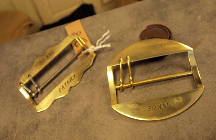 Gravure sur métal, personalisation boucle de ceinture, ceinturon, cloches... photo arvimedia