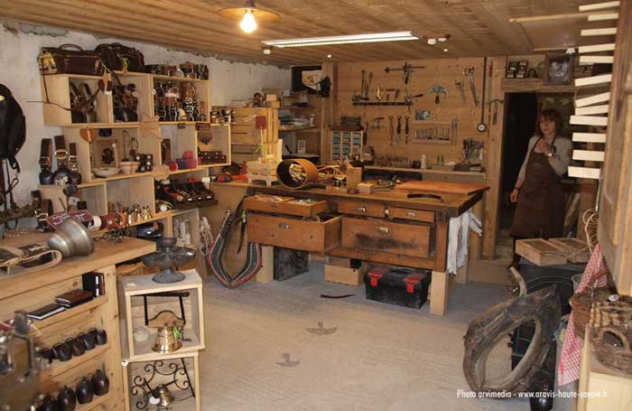 Dans son atelier Didier Perrillat-Monet continu de perpétuer la tradition des métiers anciens.