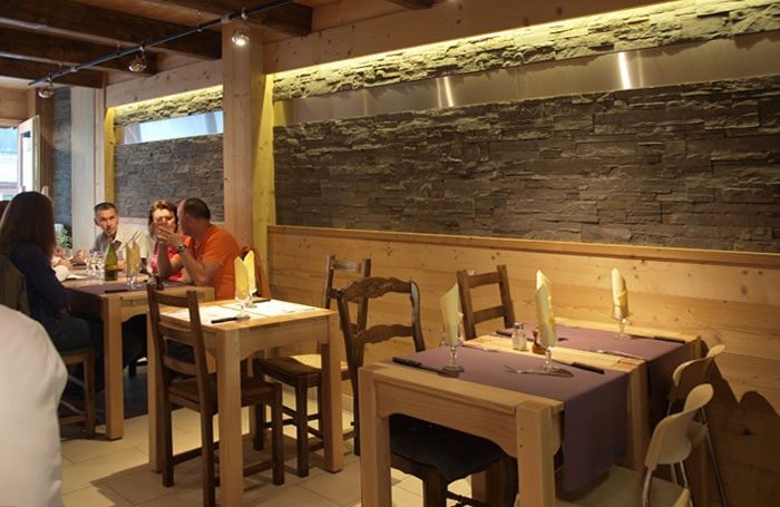 Spécialités savoyardes à base de fromage fondue raclette, tartiflette