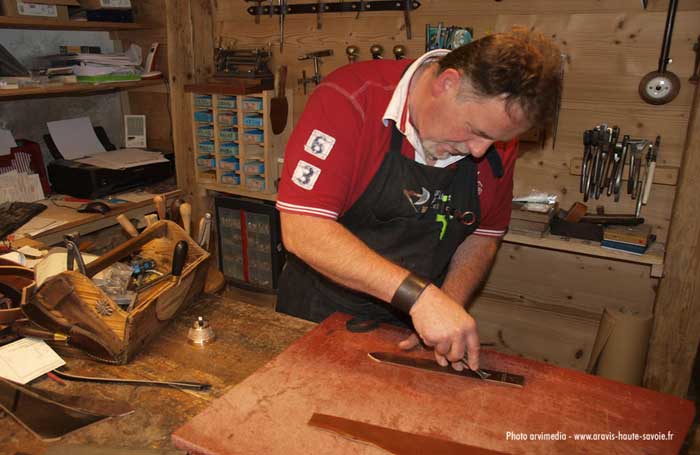 artisan bourrelier gravure sur cuir création objet personnalisé