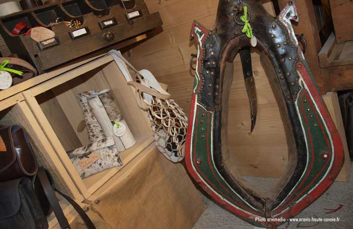 Artisan sellier réparation et entretien accessoires en cuir, licol, selle, sac, sacoche...