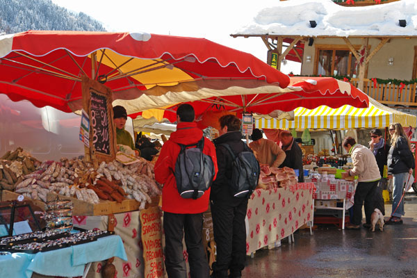 Marché du Grand Bornand Le jour de marché au Grand Bornand est le mercredi matin été comme hiver