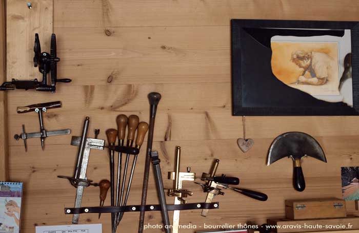 Les outils traditionnels du bourrelier perpétuation des métiers anciens