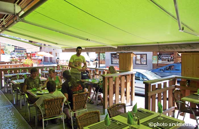 Terrasse du restaurant l'Arpège restaurant situé dans le centre du village de Grand Bornand ouvert toute l'année