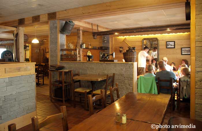 Restaurant séminaire Grand Bornand Haute Savoie a votre disposition une très grande salle tarif pour les groupes et les séminaires ou fêtes de famille