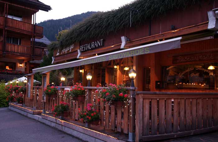 Restaurant spéciialités savoyardes Grand Bornand fondue au 3 fromages, raclette de pays de savoie, tartiflette maison, charcuterie de pays, arvimedia