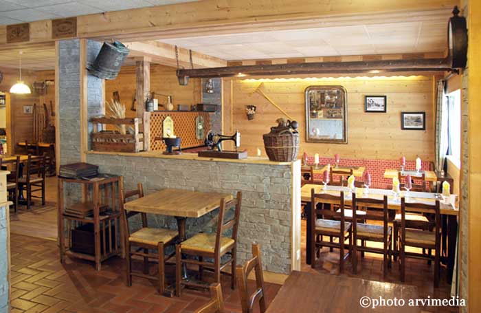 Restaurant traditionnel savoyard Haute Savoie situé au Grand Bornand l'Apège vous acceuille toute l'année dans une ambiance chalet savoyard