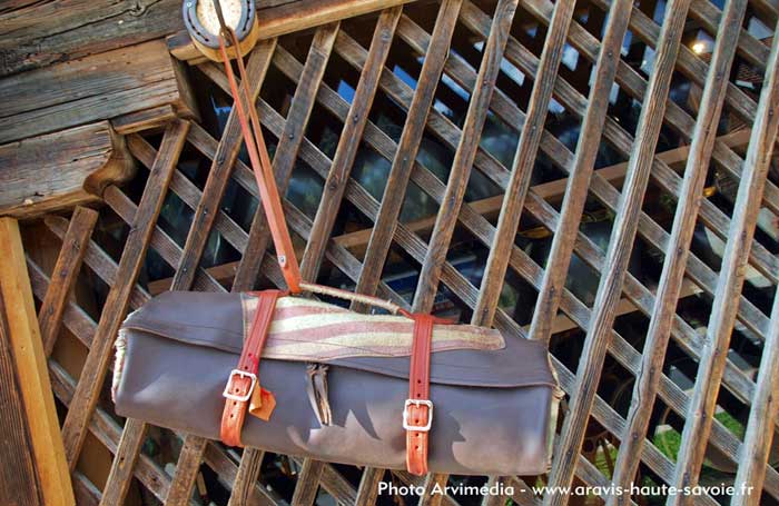 Fabrication de sac cavalier en cuir, qualité et solidité, fabrication artisanale française