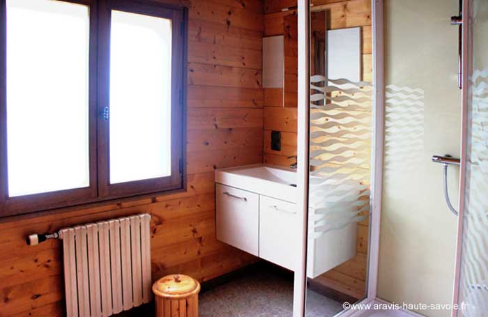 Salle de bain avec douche chalet à louer au Grand Bornand