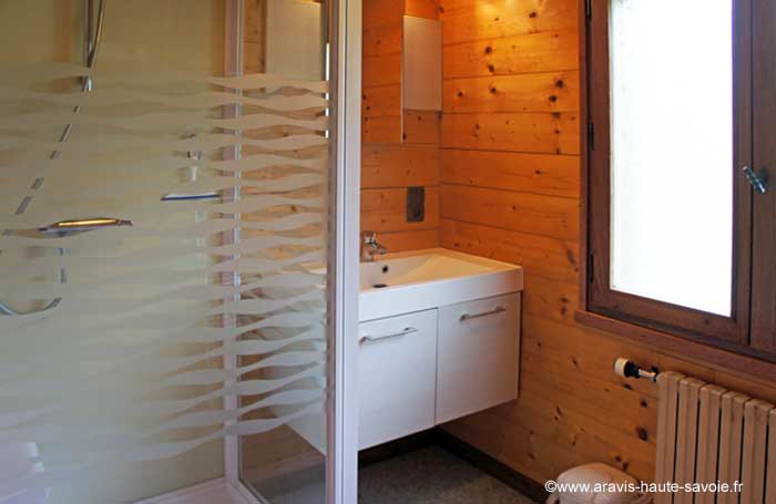 Salle de bain chalet San Parfia Chaque appartement possède 2 salles de bain une avec baignoire, une avec douche.