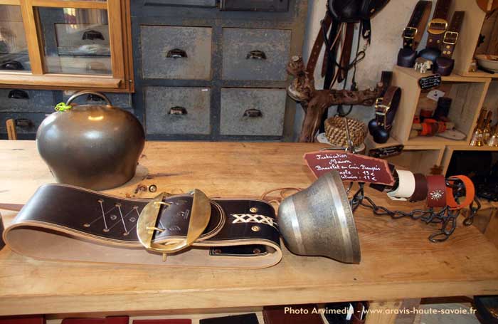Gravure sur cuir, décoration personnalisée, sonnaille savoyarde artisan bourrelier Haute Savoie