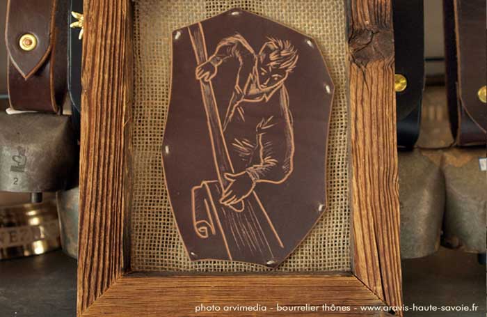 Tableau gravure à la main sur cuir (préparation des skis), artisanat décoration savoyarde