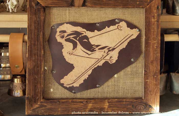 Tableau sur cuir représentant un skieur réalisé artisanalement par Didier Perillat Monet