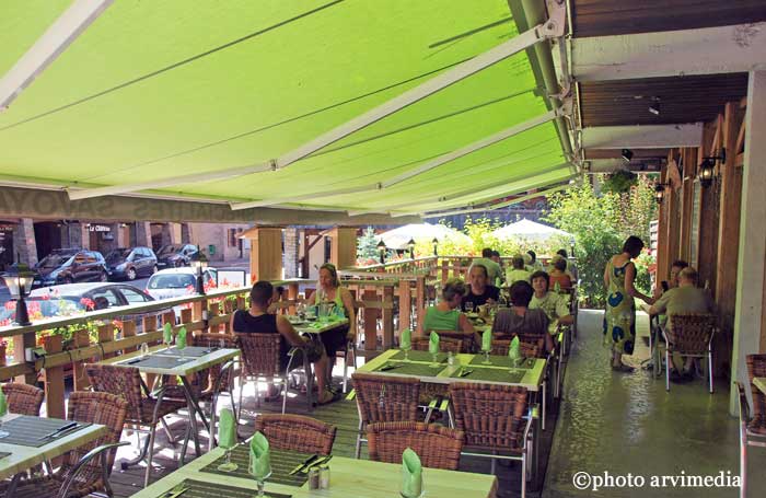 Restaurant savoyard Grand Bornand ambiance bois et chalet proche de l'église service le midi et le soir