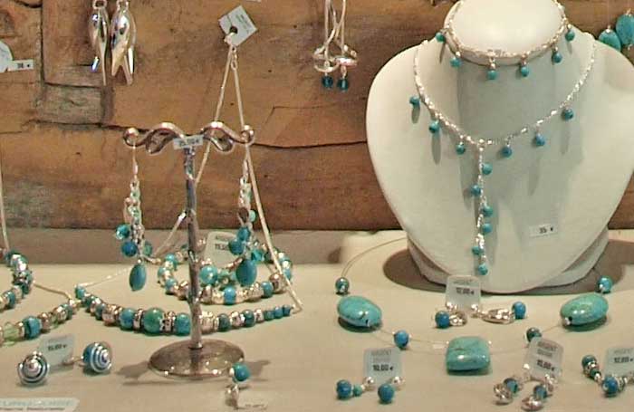 Bracelets boucles d'oreilles et colliers de perles turquoise, corail orange, ambre