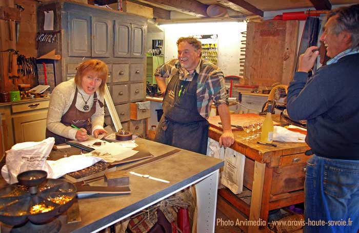 Ambiance ancien atelier du bourrelier qui était situé autrefois à Thônes installer maintenant au Grand Bornand photo arvimedia