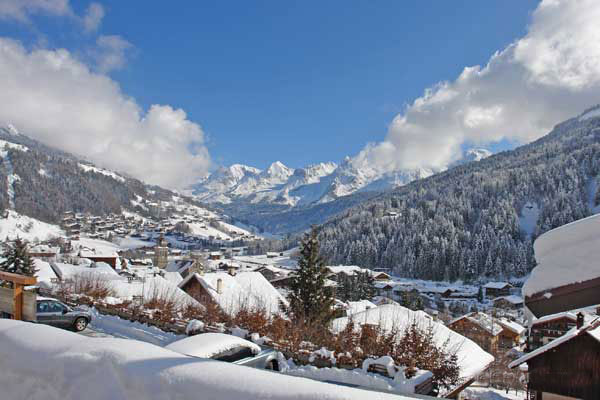 Vue général du Grand Bornand station de ski arrière plan la chaine des Aravis station de ski Haute Savoie France